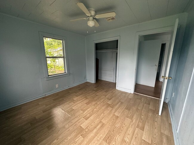 Building Photo - 4-bedroom, 2 bathroom home AVAILABLE NOW!