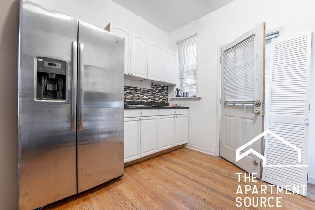 Building Photo - 907 W Belmont Ave