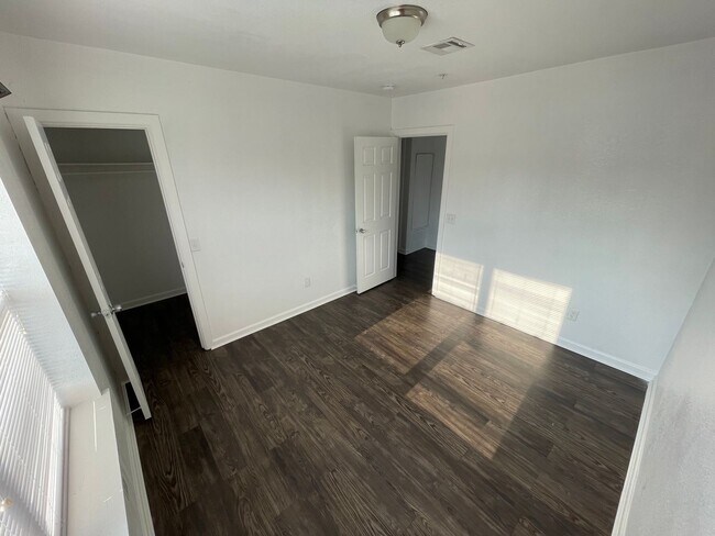 Building Photo - 2 br, 1 bath House - 2325 NW 12th Apt. A