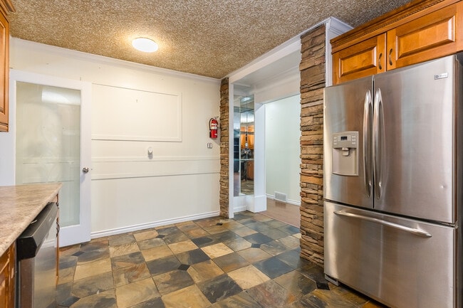 Building Photo - 2088 Majestic Crescent