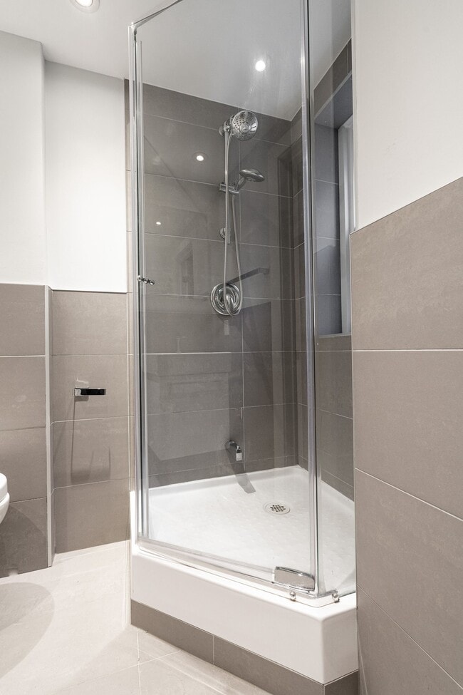 Building Photo - 160 Huron St