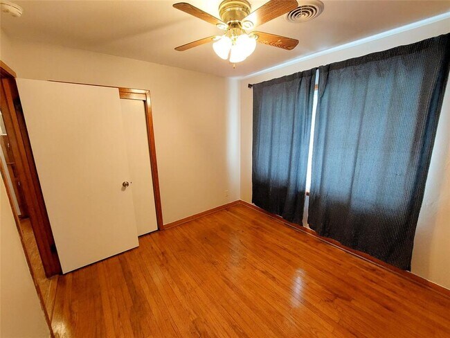 Building Photo - 206 Midway Dr