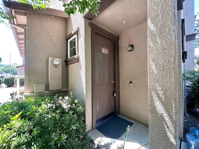Building Photo - Beautiful 3 Bedroom Tri Level Townhome in ...