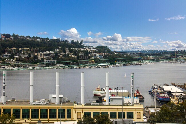 Foto del edificio - 1124 Lakeview Blvd E