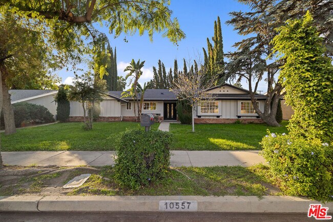 Foto del edificio - 10557 Reseda Blvd
