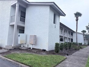 Building Photo - 2806 Plaza Terrace Dr