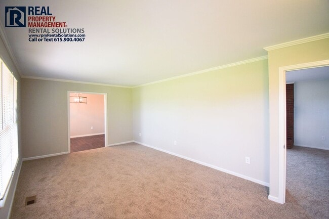 Building Photo - Huge 4 bedroom home with mother-in-law sui...