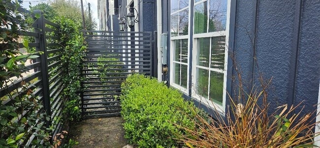 Building Photo - 712 Cage St