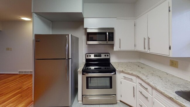 Building Photo - BEAUTIFUL and LARGE 2 Bedroom 1 Bath Apart...