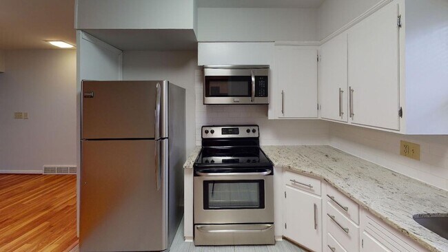 Foto del edificio - BEAUTIFUL and LARGE 2 Bedroom 1 Bath Apart...