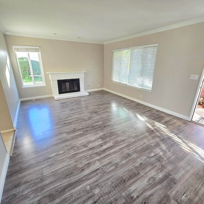 Building Photo - Welcome Home! 4 Bedroom HOUSE available NOW!