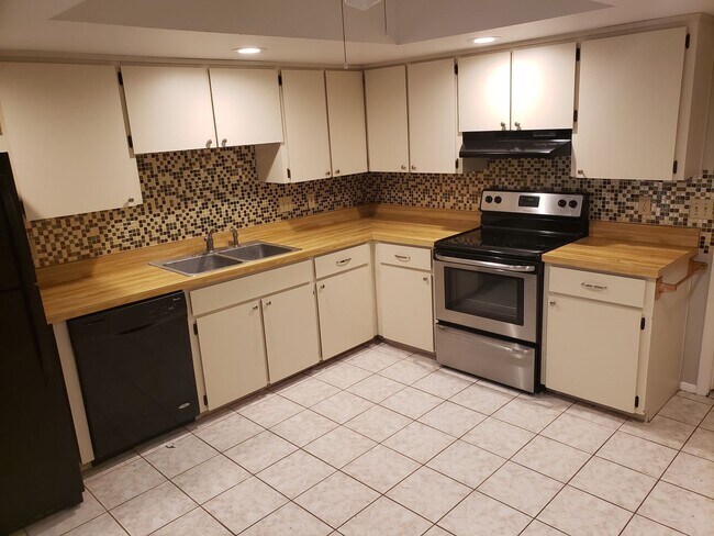 Building Photo - Pinesong Dr