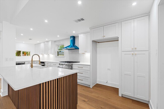 Foto del edificio - 10730 Wickersham Ln