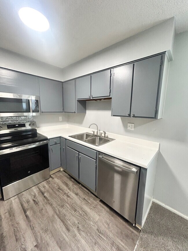 Building Photo - 601 Riverhill Cir