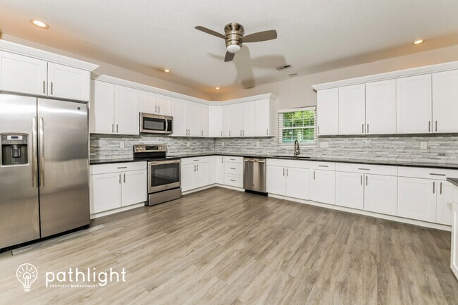 Building Photo - 925 Quash St