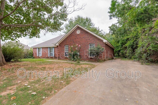 Building Photo - 826 Heather Dr