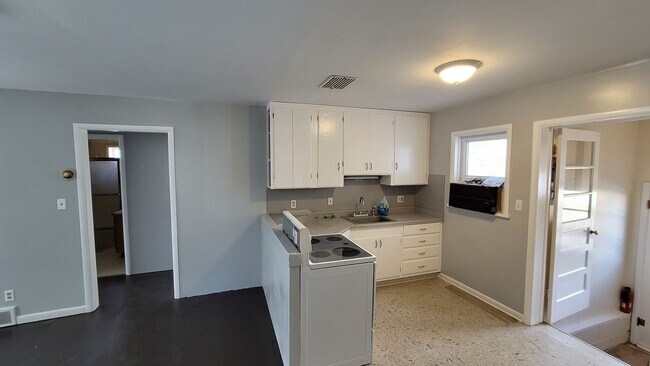 Building Photo - 1115 Nieman St