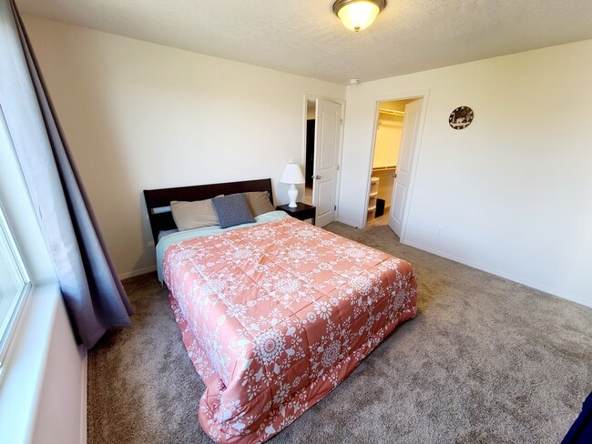 Room- Lake 2 - 8295 Diamond Point Cir NE