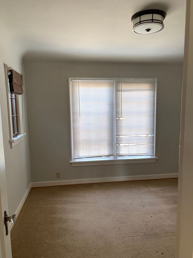 Building Photo - Spacious 4 Bed/1.5 Bath House in desirable...