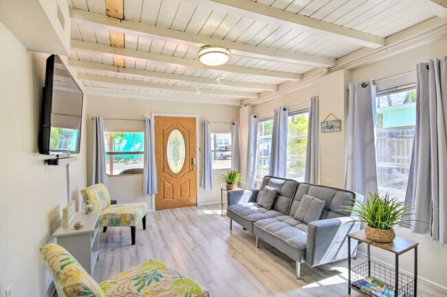 Building Photo - 134 1st Ct