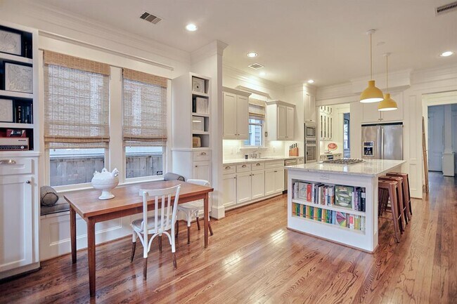 Foto del edificio - 1021 E 26th St