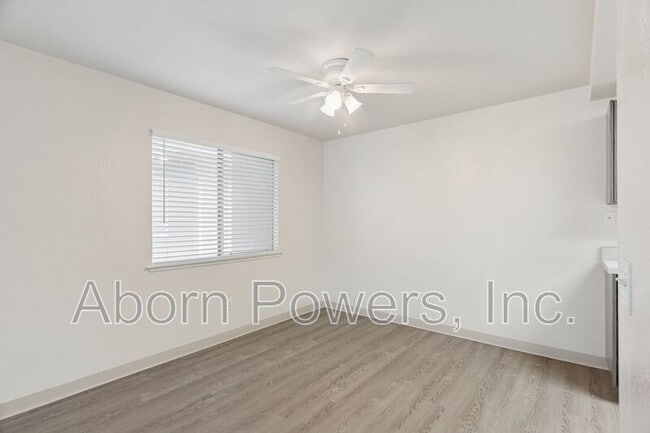 Building Photo - 2529 Greenwood Ln