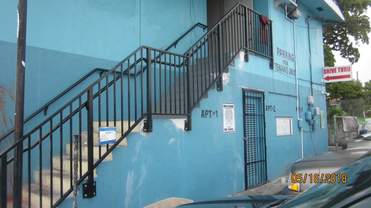 Foto principal - 5836 NW 22nd Ave