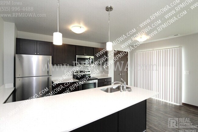 Building Photo - GREAT LOCATION!! 3 Bedroom, 2.5 Bath Townh...
