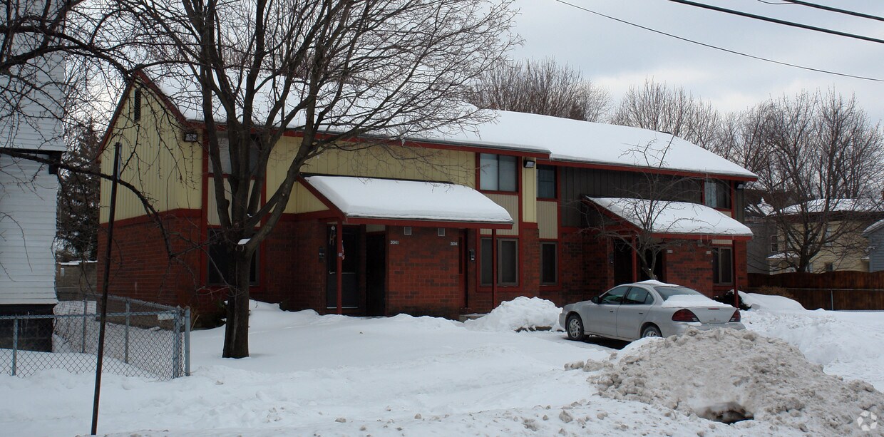 Foto del edificio - 302-304 1/2 Slocum Ave