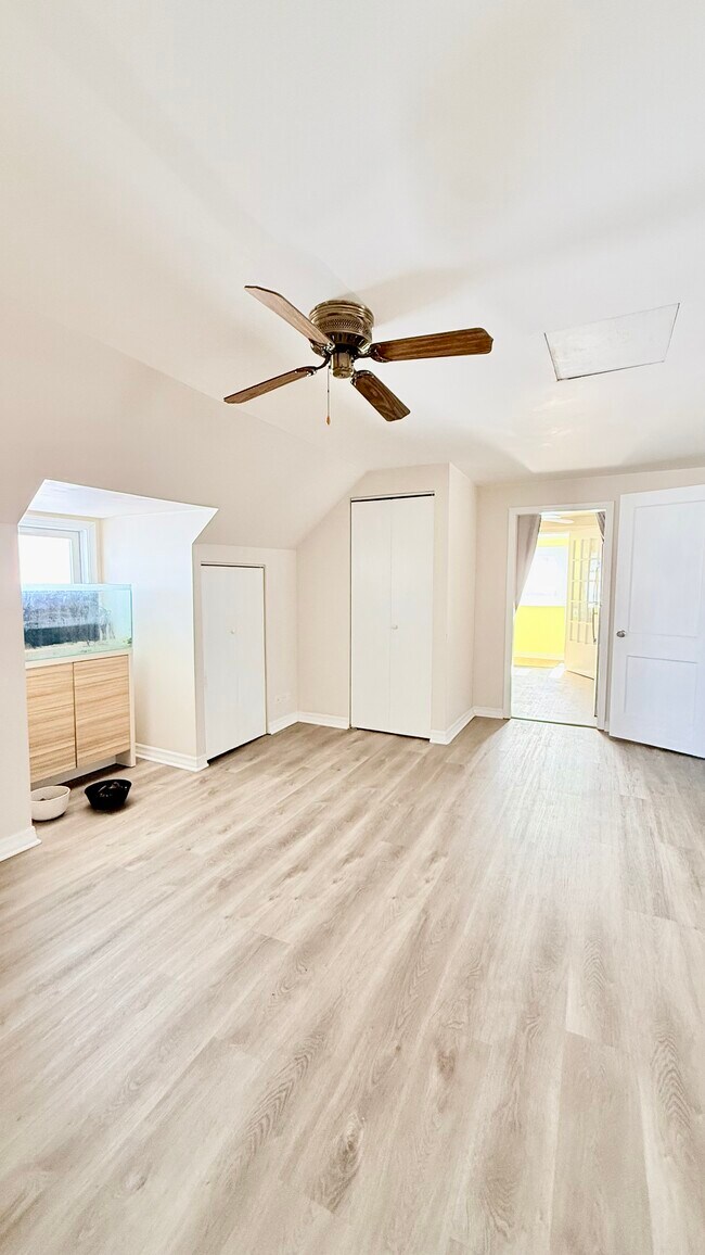 Foto del edificio - 5843 W Warwick Ave