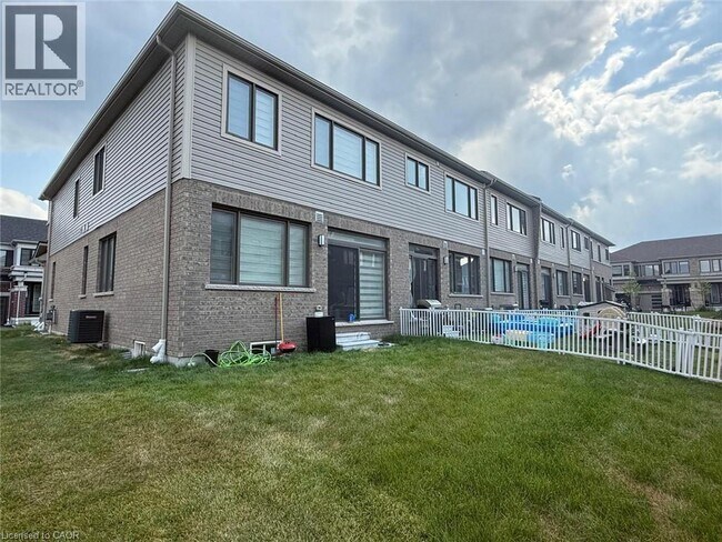 Building Photo - 15 Blacklock St