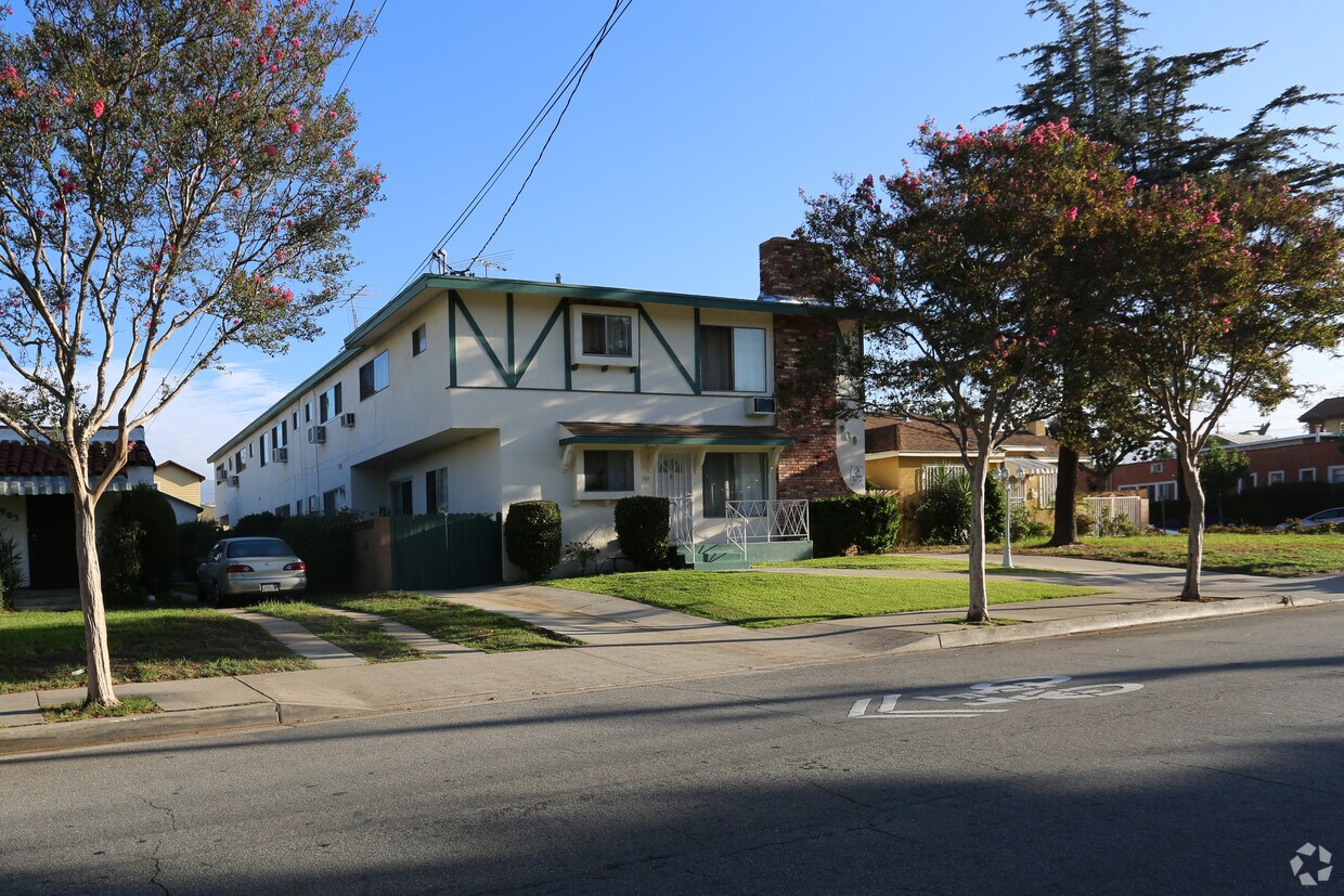 Primary Photo - 909 E Maple St