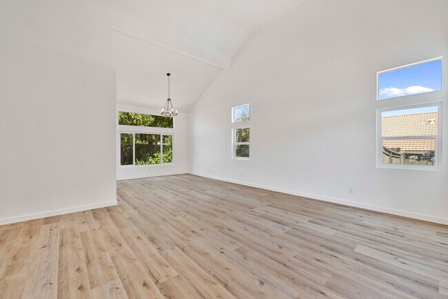 Building Photo - 2472 Notre Dame Cir