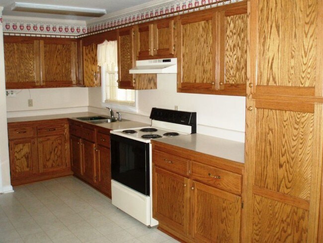 Building Photo - Large House With Extra Living Area
