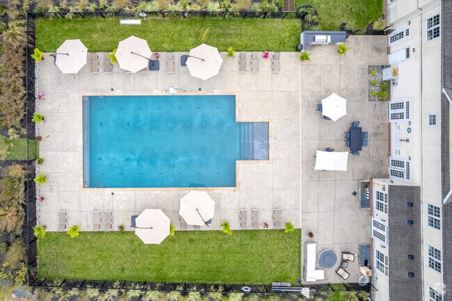 Piscina - The Plaza Grande at Garden State Park