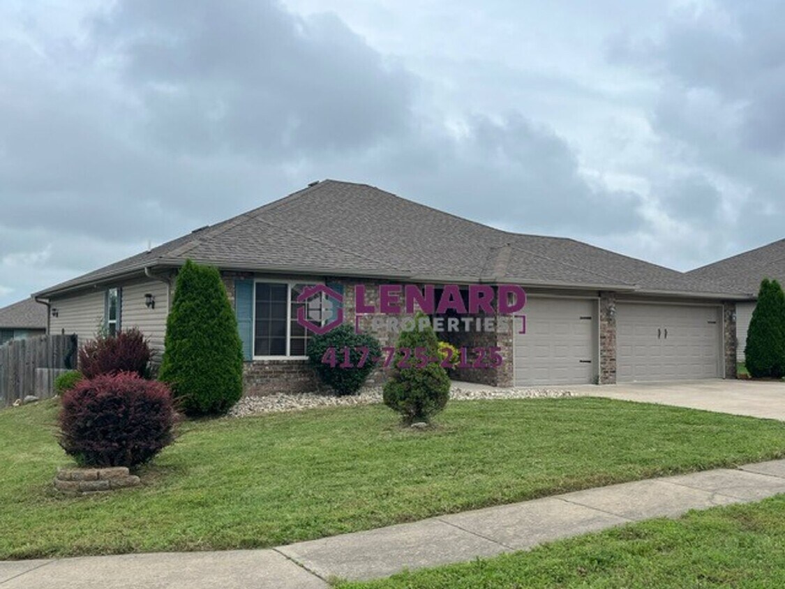 Primary Photo - Beautiful 3 Bedroom House with Fenced in Y...