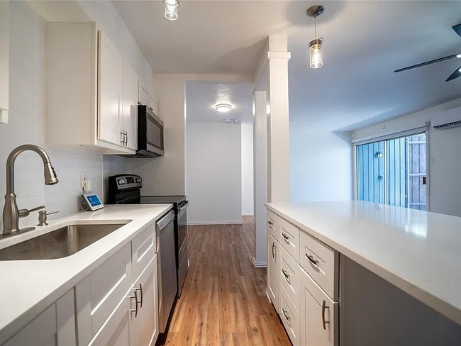 Building Photo - 2627 Douglas Ave