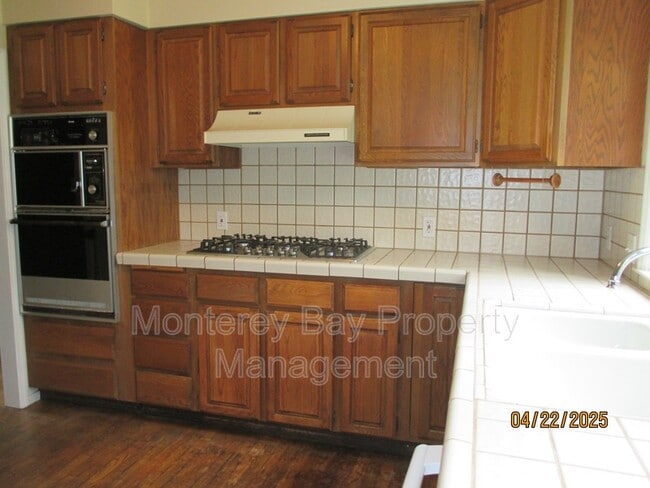 Foto del edificio - 25988 Ridgewood Rd