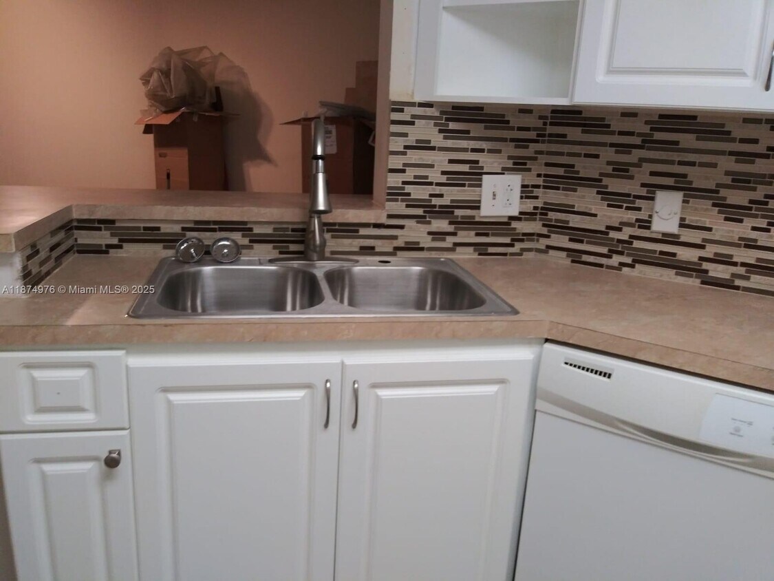 Foto principal - 6296 NW 186th St
