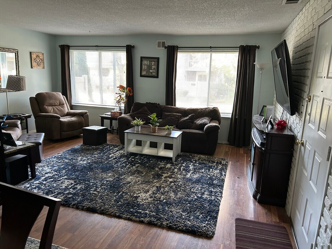 Foto principal - 236 Springmeadow Dr