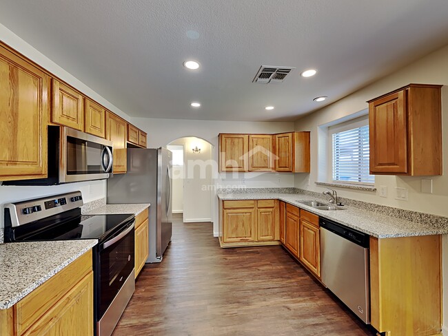 Building Photo - 12866 W Alvarado Rd