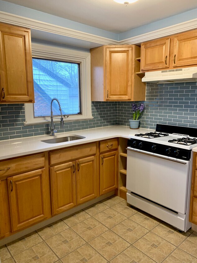 Kitchen - 10 Alexine Ave