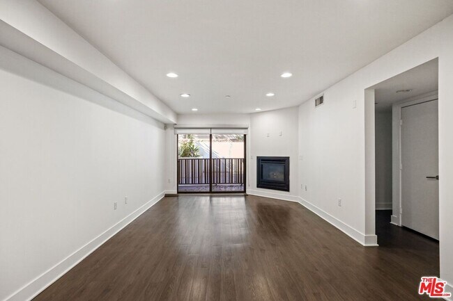 Foto del edificio - 11811 Darlington Ave