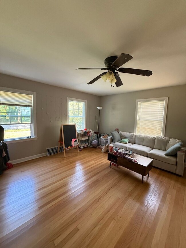Foto del edificio - Charming 3-Bedroom Home in Whitefish Bay