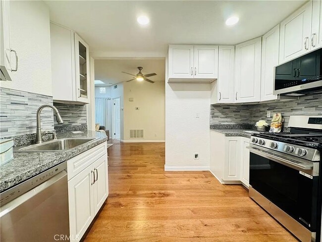 Building Photo - 626 Lake St