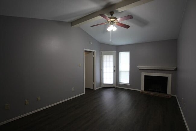 Building Photo - 1 Bed 1 Bath, Upstairs Apartment Unit at H...