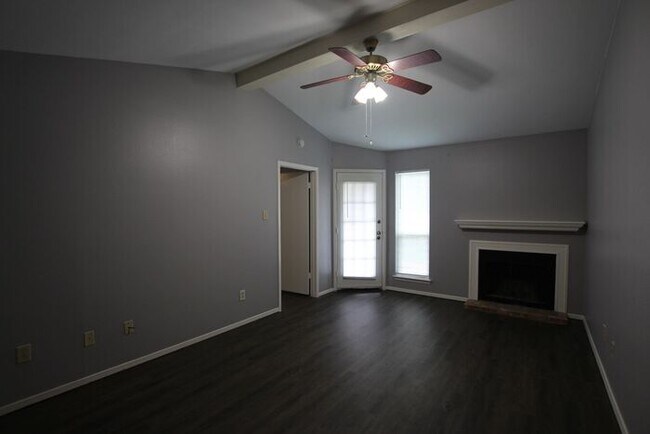 Foto del edificio - Upstairs 1 Bedroom 1 Bath Apartment!