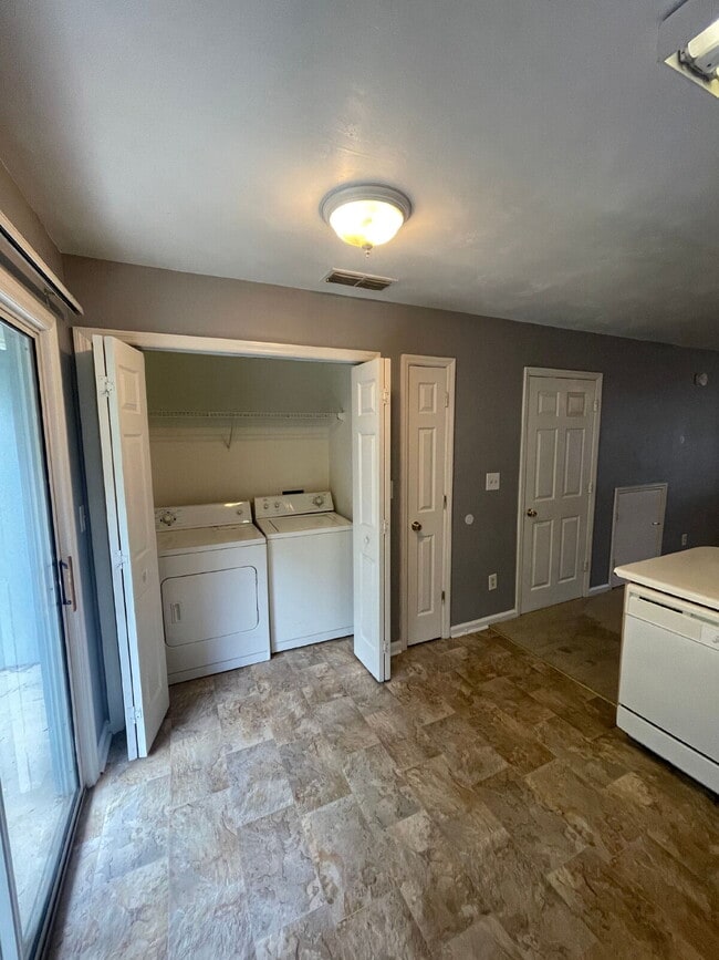 Foto del edificio - 2/2.5 Townhouse off Tennessee Street - Washer and Dryer in unit