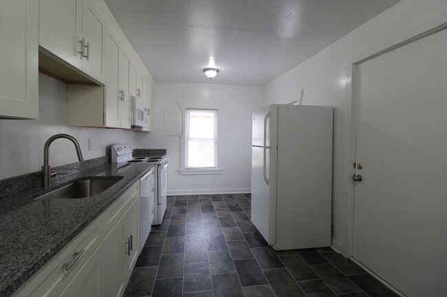 Building Photo - November Free On This 2 Bedroom 1 Bath Bun...