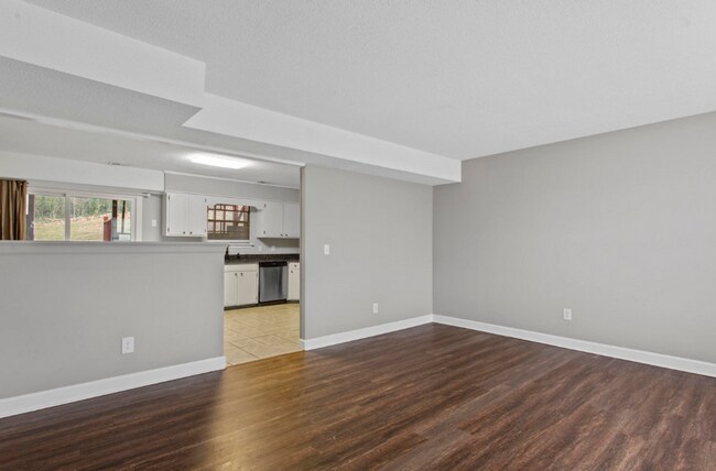 Building Photo - Now Available! - 4 Bedroom Home in East Brainerd!